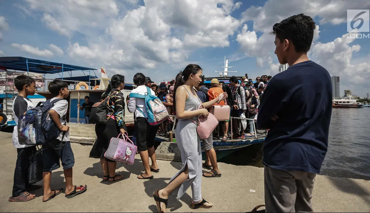 Penumpang turun dari kapal wisata usai berlibur perayaan pergantian Tahun Baru 2018 di Pelabuhan Kali Adem, Jakarta, Senin (1/1). Warga padati Kali Adem usai liburan Tahun Baru dari Kepulauan Seribu. (Liputan6.com/Faizal Fanani)