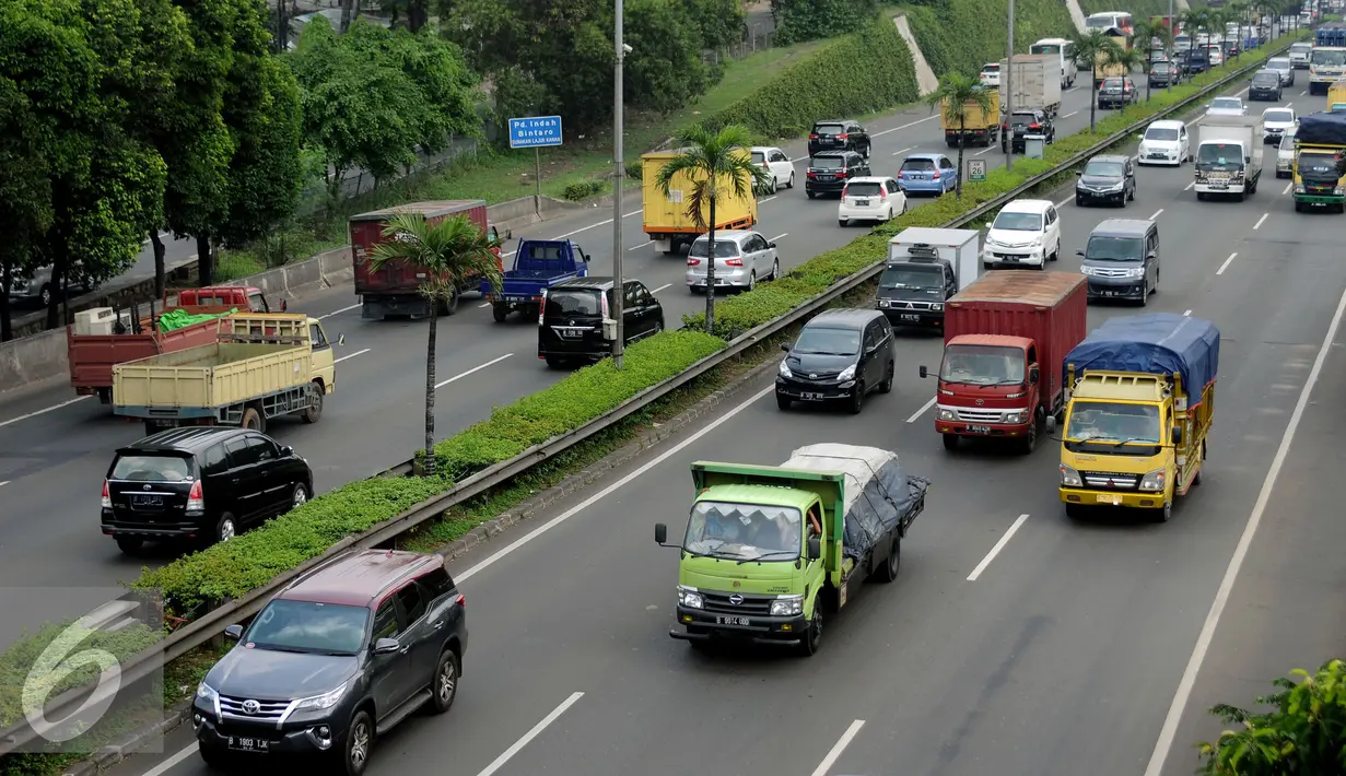 Kendaraan pengangkut melintas di JORR sekitar TB Simatupang, Jakarta, Selasa (6/9). Untuk memperlancar arus lalu lintas saat libur Idul Adha 1437 H, kendaraan pengangkut dilarang beroperasi mulai 9 hingga 12 September. (Liputan6.com/Helmi Fithriansyah)
