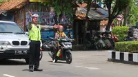 Polisi mengatur lalu lintas di Jalan Lintas Selatan (JLS) di ruas Kebumen. (Foto: Liputan6.com/Polres Kebumen/Muhamad Ridlo)