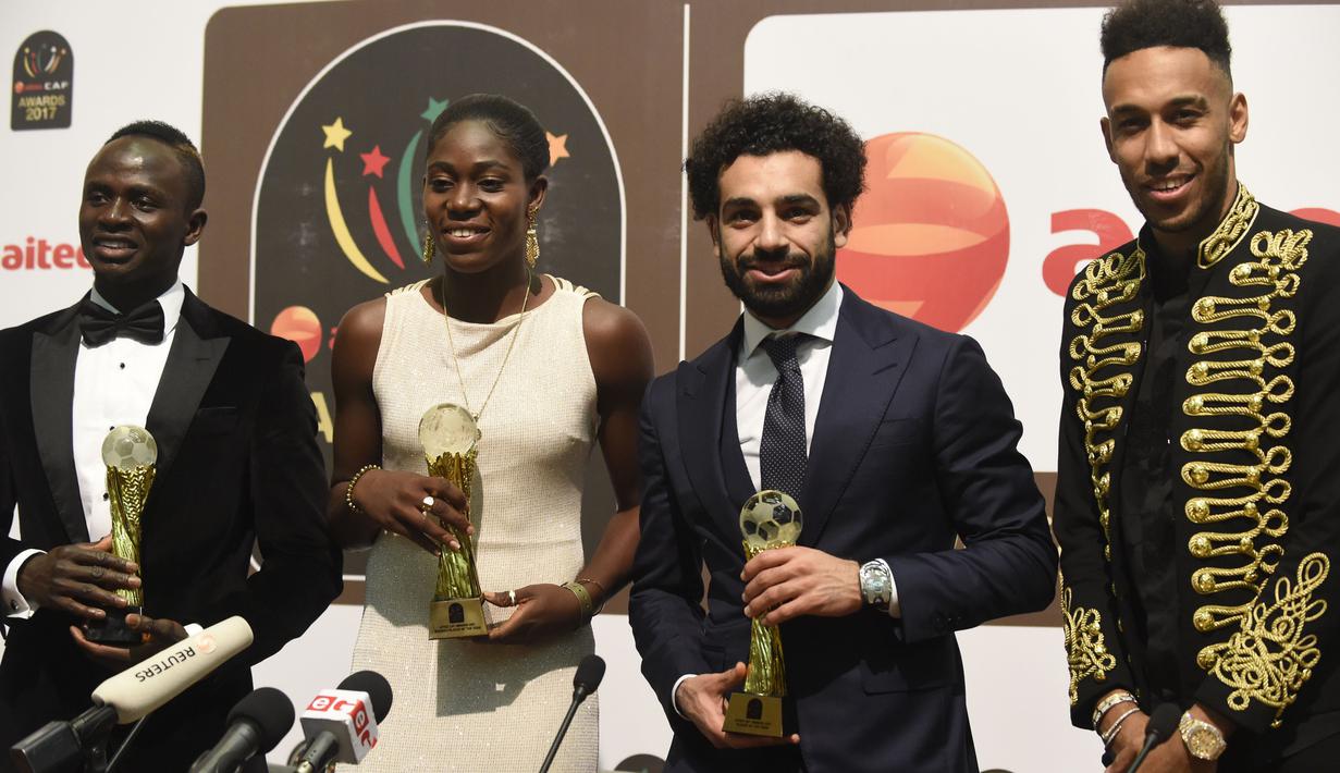 Mohamed Salah berfoto dengan penerima penghargaan CAF awards di Accra International Press Conference, Accra, (4/1/2018). Salah mengalahkan Sadio Mane dan Pierre-Emerick Aubameyang. (AFP/Pius Utomi Ekpei)