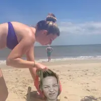 Nggak ikut liburan bareng para sahabat, wajah cewek ini jadi bahan meme. Kasihan tapi lucu. (Sumber foto: boredpanda.com)