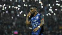Aksi striker Arema FC, Abel Camara, dalam leg pertama final Piala Presiden 2022 melawan Borneo FC di Stadion Kanjuruhan, Malang, Kamis (14/7/2022) malam WIB. Gol Abel Camara membawa Arema FC menang 1-0 dalam laga ini. (Bola.com/Iwan Setiawan)
