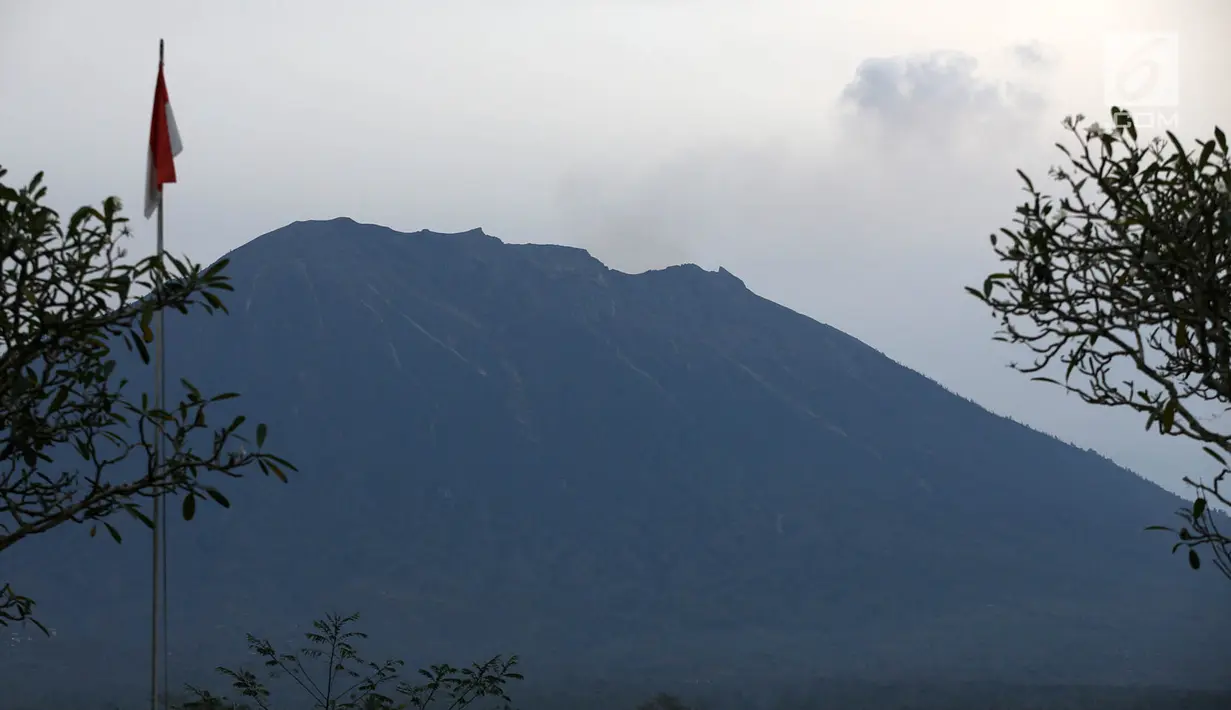 Lanskap Gunung Agung terlihat dari kawasan Karangasem, Bali, Sabtu (2/12). Hingga hari ini, penampakan asap dari kawah Gunung Agung semakin berkurang dibanding beberapa hari lalu. (Liputan6.com/Immanuel Antonius)