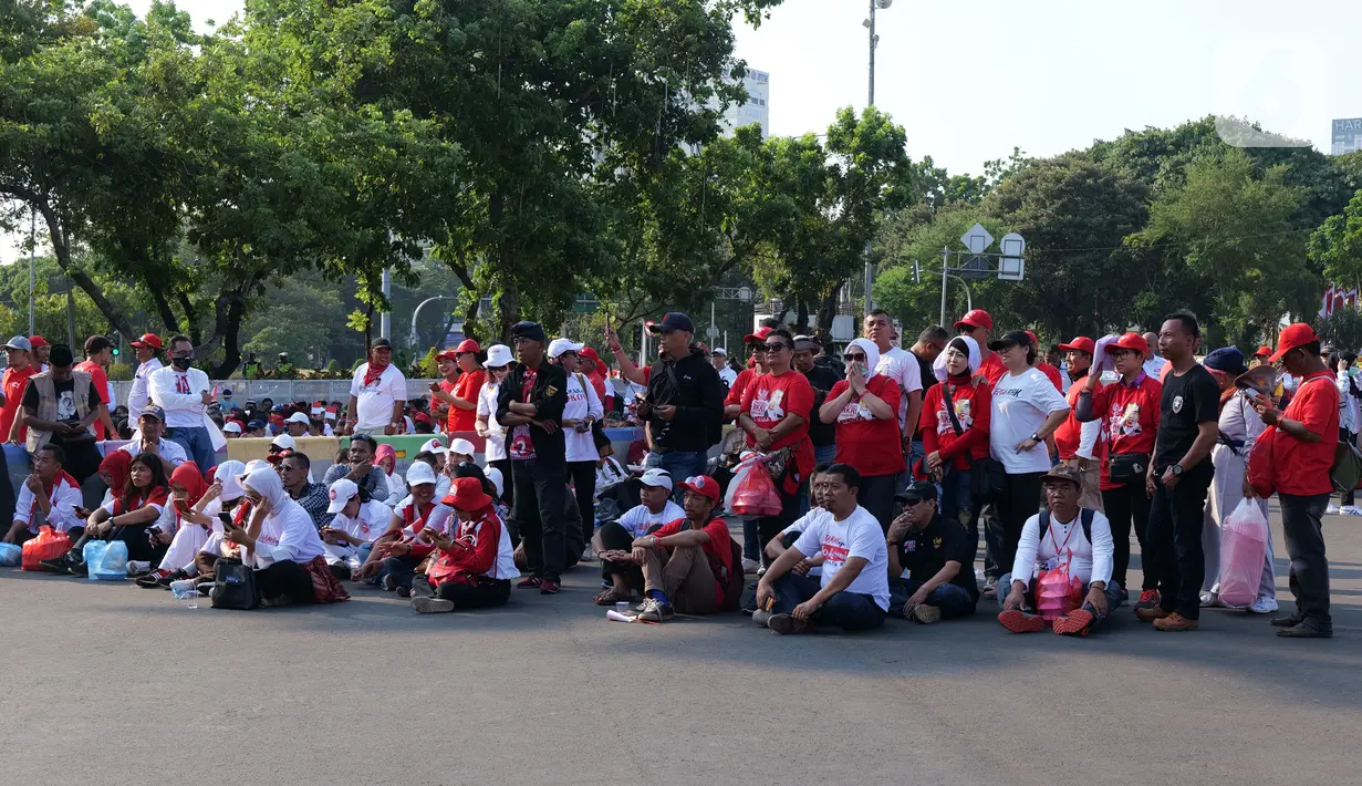 Relawan Joko Widodo-Ma'ruf Amin nonton bareng pelantikan Presiden dan Wakil Presiden di Taman Aspirasi, Jakarta, Minggu (20/10/2019). Jokowi dan Ma'ruf Amin resmi dilantik sebagai Presiden dan Wakil Presiden RI periode 2019-2024. (Liputan6.com/Herman Zakharia)