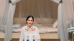 Dalam kepulangannya ke kota kelahirannya ini Diah Permatasari yang mengunjungi Pura Mangkunegaran ini pun banyak abadikan foto keren. Tampil dengan busana yang menawan, sosoknya yang tampil awet muda ini banjir pujian dari netizen. (Liputan6.com/IG/@dps_diahpermatasari)
