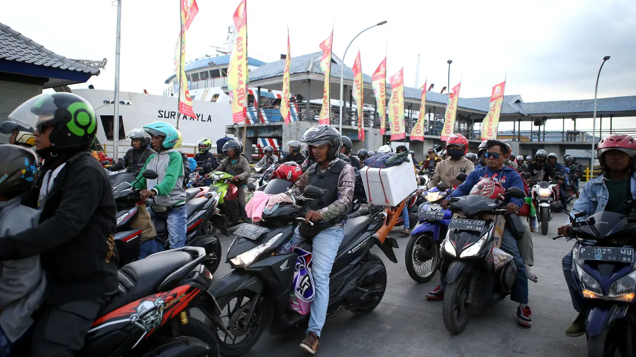 Pemudik Padati Pelabuhan Gilimanuk Bali