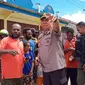 Komjen Paulus Waterpauw berada di tengah warga usai rusuh Wamena 2019. Saat itu, paulus ditunjuk kembali menjadi Kapolda Papua