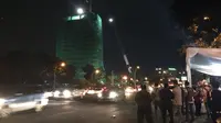 Gedung Bank Panin di Bintaro, Tangsel sesaat sebelum dirobohkan, Jumat (14/10/2016) malam. (Liputan6.com/Pramita Tristiawati)