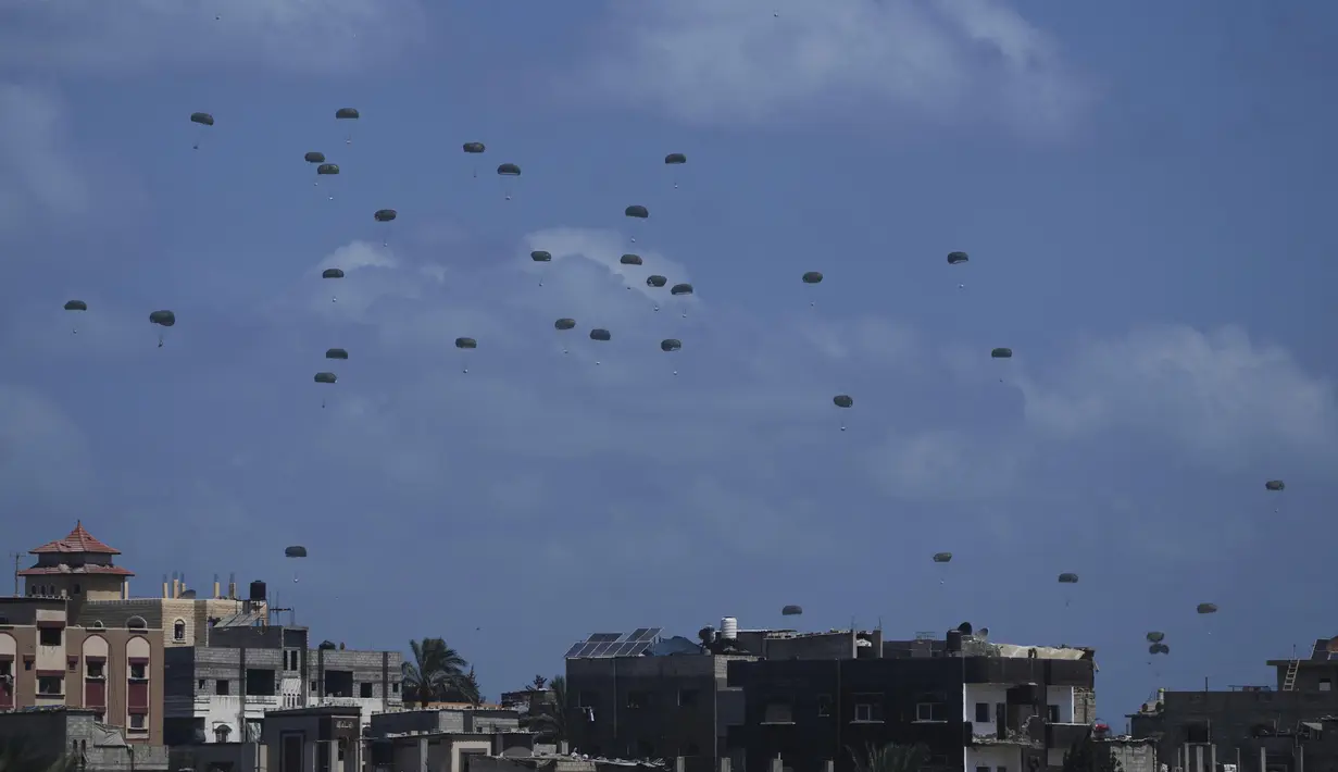 Sedikitnya, 161 paket bantuan kemanusiaan berisi makanan diterjunkan dari udara di langit Jalur Gaza pada Minggu (17/8/2025) dalam sebuah operasi bantuan yang dilakukan oleh sembilan negara. (AP Photo/Abdel Kareem Hana)