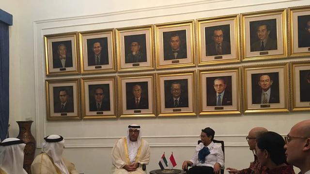 Menlu Retno Marsudi menerima perwakilan Uni Emirat Arab (UEA), Ma'ali Abdurrahman Muhammad Al-Uwais . (Liputan6.com/Teddy Tri Setio Berty)