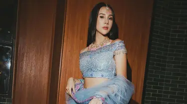 Melalui akun Instagram, Anya Geraldine mengunggah momen saat menghadiri acara Diwali. Ia terlihat begitu memesona dalam balutan busana khas India. (Liputan6.com/IG/@anyageraldine)