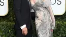Nicole Kidman bersama musisi Keith Urban saat menghadiri Golden Globe Awards 2017 di Beverly Hilton, Beverly Hills, California, AS (8/1). Nicole Kidman sukses menjadi salah satu aktris dengan busana terbaik di acara tersebut. (AFP Photo/Valerie Macon)