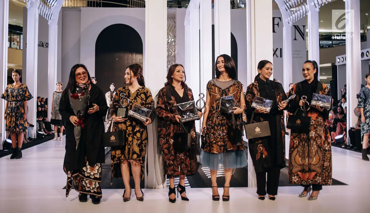 Desainer Mel Ahyar (kiri) foto bersama The Iconic Women dalam acara Fashion Nation 2018 di Senayan City, Jakarta, Rabu (18/4). (Liputan6.com/Faizal Fanani)