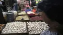 Suasana salah satu kios sembako di Pasar Senen, Jakarta, Senin (28/12/2015). Menjelang akhir tahun harga sejumlah kebutuhan pokok di pasar tradisional rata-rata mengalami kenaikan hingga 20%. (Liputan6.com/Angga Yuniar)