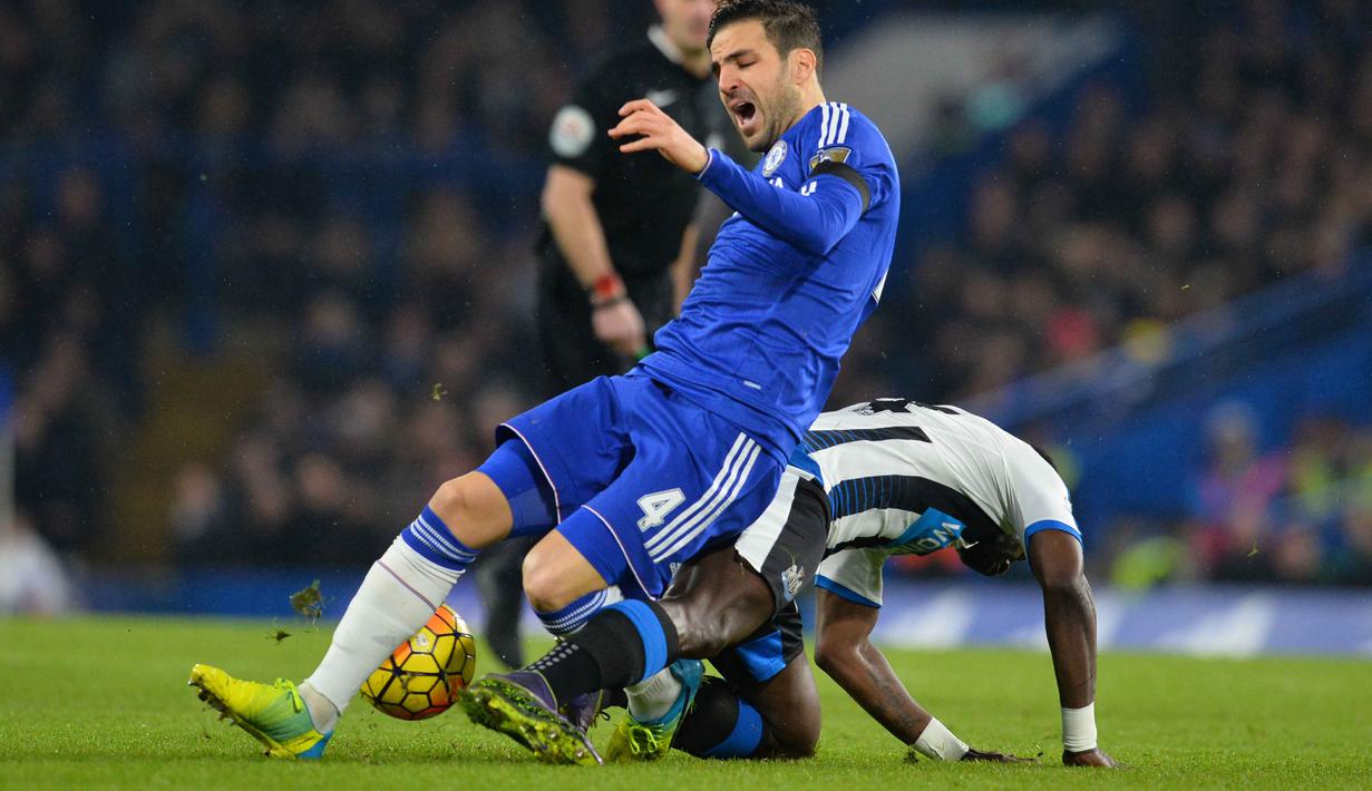 Pemain Newcastle United, Cheick Tiote (kanan)  melakukan tackle kepada pemain Chelsea, Cesc Fabregas pada Lanjutan Liga Inggris pekan ke-26 di Stadion Stamford Bridge, London, MInggu (14/2/2016) dini hari WIB. (AFP/Glyn Kirk)