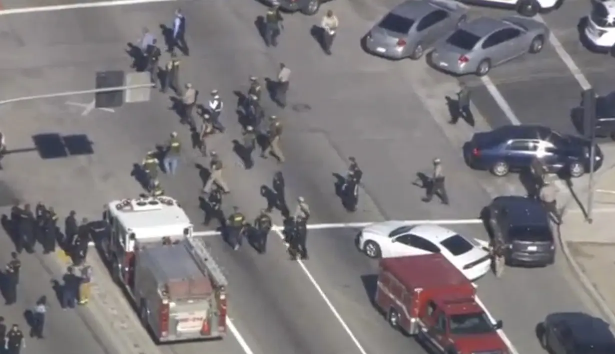 Gambar yang diambil dari courtesy rekaman video Nbcla.com memperlihatkan petugas berada di lokasi penembakan di sebuah pusat layanan bagi kaum difabel Inland Regional Center di San Bernardino, California, Rabu (2/12) waktu setempat. (REUTERS/NBCLA.COM)