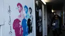 Pejalan kaki melintas dekat gambar mural musisi asal Inggris, George Michael, di Shoreditch, London timur, 29 Desember 2016. Gambar itu menampilkan George Michael mencengkram jaket dan terdapat tulisan 'Never Gonna Dancer Again'. (REUTERS/Stefan Wermuth)