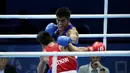 Petinju Indonesia, Farrand Papendang (kaus biru) dipaksa mengakui ketangguhan petinju Vietnam, Nguyen Van Hai di SingaporeExpo, SIngapura, Senin (8/6/2015). Farrand Papendang melancarkan pukulan ke arah Nguyen Van Hai. (Liputan6.com/Helmi Fithriansyah)