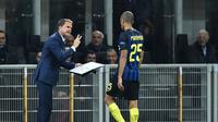 Pelatih Inter Milan Frank de Boer (kiri) memberikan instruksi kepada Miranda (kanan) pada laga melawan Southampton di Giuseppe Meazza, Milan, Kamis (20/10/2016). (AFP/Giuseppe Cacace)