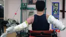 Huang Po - wei saat melakukan sesi rehabilitasi di pusat pemulihan di Taipe, Taiwan, (26/1/2016).Meski dengan 90 persen badannya terkena luka bakar tidak menyurutkannya untu tetap menjalani hidup dan pendidikan sarjananya. (SAM YEH / AFP)