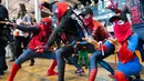 Para Cosplayers berpakaian seperti Spidermen beraksi selama Comic Convention Comic Con 2018 di Grande Halle de la Villette di Paris (26/10). (AFP Photo)