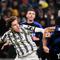 Pemain Juventus Federico Chiesa (kiri) berebut bola dengan pemain Inter Milan Francesco Acerbi (kanan) pada pertandingan sepak bola Liga Italia di Juventus Stadium, Turin, Italia, 6 November 2022. Juventus membungkam Inter Milan dengan skor 2-0. (Marco Alpozzi/LaPresse via AP)