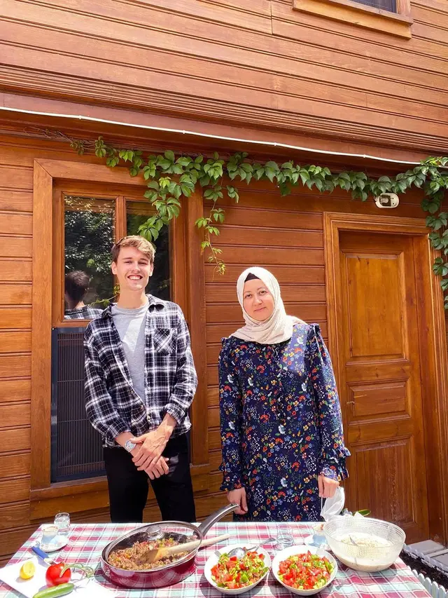 Sering Tur ke Negara Muslim, Ini 7 Potret YouTuber Asal Inggris yang Jadi Mualaf