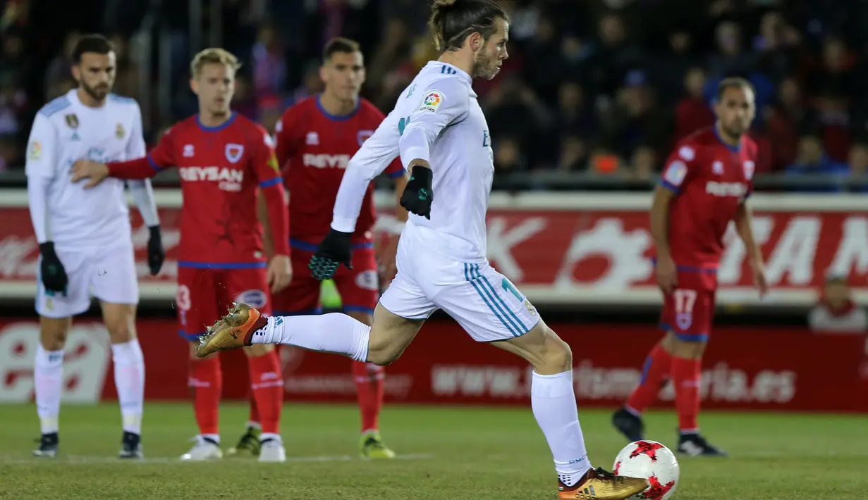 Aksi Gareth Bale saat melakukan tendangan penalti ke gawang CD Numancia pada laga Copa Del Rey di Nuevo Estadio Los Pajaritos stadium, Soria, (4/1/2018). Madrid menang 3-0. (AFP/Cesar Manso)