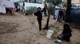 Rafah, yang terletak di sebelah perbatasan dengan Mesir, adalah bagian paling selatan Jalur Gaza. Tempat ini semakin banyak didatangi para pengungsi setelah Israel memperluas serangannya ke jantung Khan Younis di Gaza selatan. (AP Photo/Mohammed Dahman)