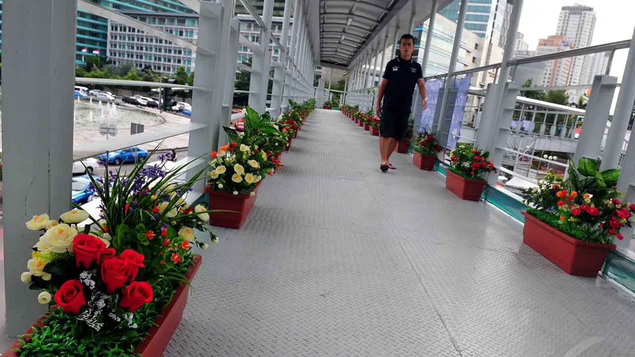 JPO Bundaran HI Berhias Bunga