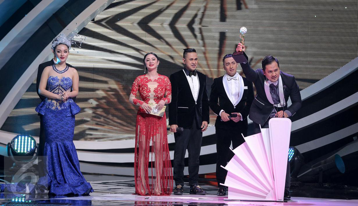 Syaiful Jamil mendapat penghargaan di acara Indonesia Dangdut Awards (IDA) 2015, Jakarta, Rabu (28/10/2015). IDA 2015 memiliki 8 kategori penghargaan sebagai tanda apresiasi yang berfokus memajukan industri dangdut Indonesia. (Liputan6.com/Faizal Fanani)