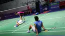 Saat hanya membutuhkan 1 poin lagi untuk memenangkan laga dalam posisi 20-18 di game ketiga, Yeremia Rambitan mengalami cedera di lututnya. Sempat mendapat perawatan ala kadarnya, pasangan Pramudya/Yeremia tetap melanjutkan pertandingan meski Yeremia terlihat kesulitan untuk melangkah. (Bola.com/Bagaskara Lazuardi)