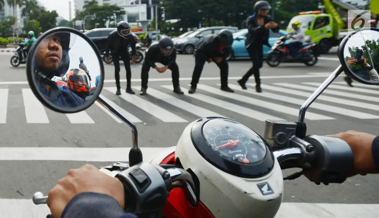Aksi sejumlah mahasiswa saat mengampanyekan keselamatan berlalu lintas di Jakarta, Rabu (20/3). Aksi ini mengajak pengendara untuk tertib berlalu lintas dengan #SelamatDijalan. (merdeka.com/Imam Buhori)