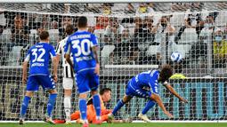 Gawang Juventus justru bobol lebih dahulu di menit 21. Berawal dari umpan silang Bandinelli, bola yang coba dihalau Alex Sandro malah mengarah ke Mancuso yang berada di depan gawang. (Foto: AFP/Isabella Bonotto)
