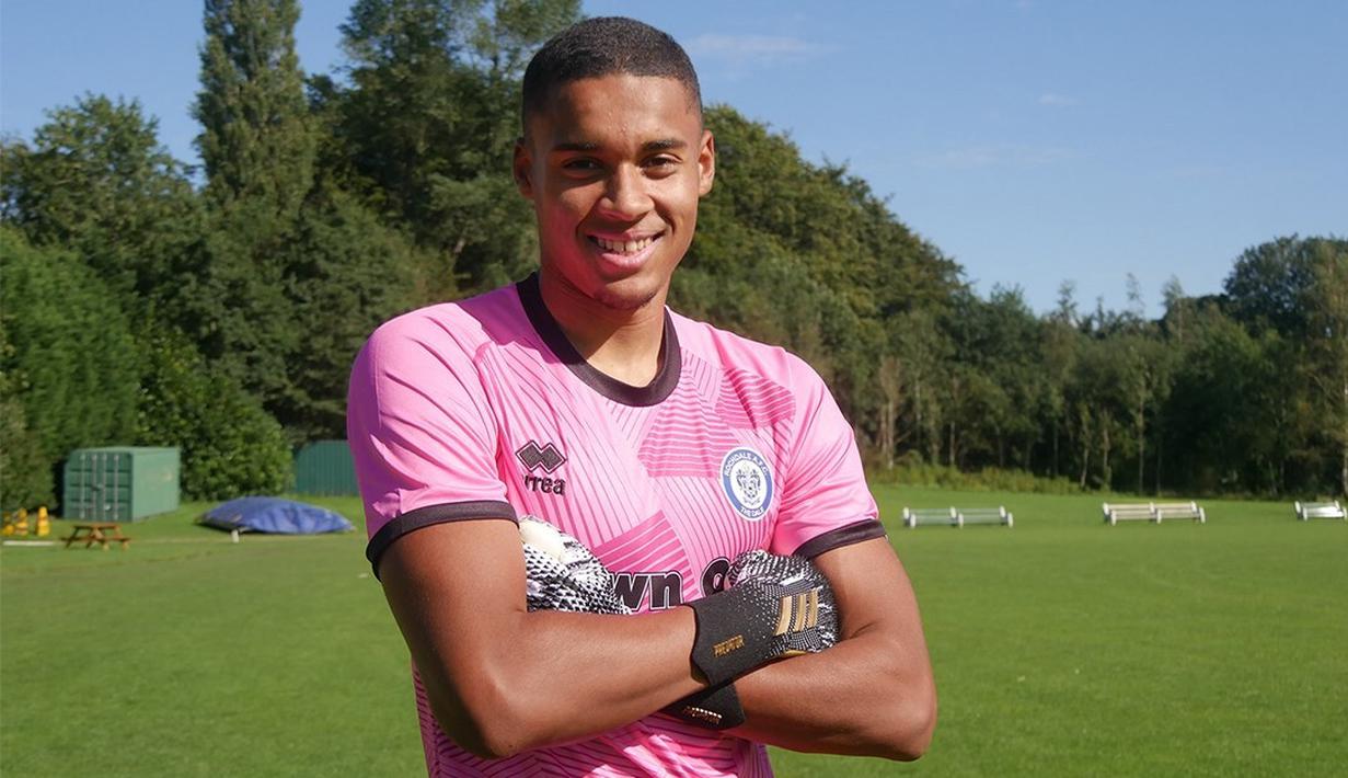 Gavin Bazunu. Kiper Irlandia berusia 20 tahun ini baru saja didatangkan Southampton dari tim U-23 Manchester City dengan nilai transfer 14 juta euro atau setara Rp212 miliar dengan durasi kontrak hingga Juni 2027. Sejak 2020/2021 hingga akhir musim 2021/2022 ia dipinjamkan ke Rochdale dan Portsmouth. (rochdaleafc.co.uk)