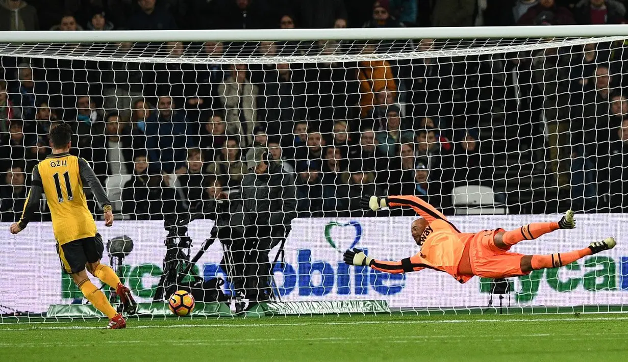 Gol pembuka Arsenal lahir ketika pertandingan memasuki menit ke-24. Umpan Sanchez disambut tembakan Mesut Ozil yang membuat gawang West Ham United bergetar. (AFP/Justin Tallis)