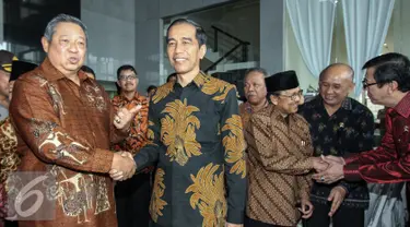 Presiden Joko Widodo (kanan) bersalaman dengan Mantan Presiden ke-6 Susilo Bambang Yudhoyono usai peresmian gedung baru KPK di Jakarta, Selasa (29/12). Penggunaan gedung ini baru bisa digunakan pada Maret mendatang. (Liputan6.com/Faizal Fanani)