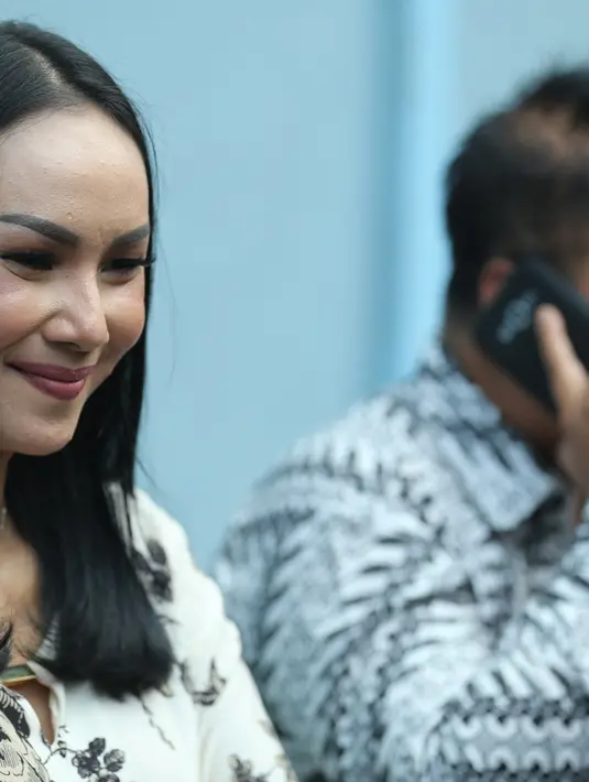 Saat ini, Kalina sedang menikmati masa-masa indah pengantin baru bersama dengan Hendrayan. Dia juga tak memaksakan Azka untuk menerima kenyataan bahwa Hendrayan telah resmi menjadi suminya. (Adrian Putra/Bintang.com)