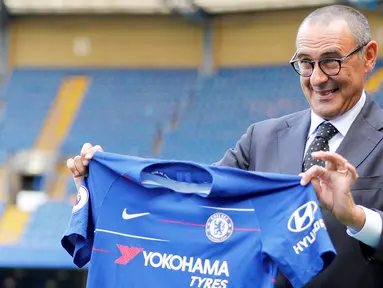 Pelatih baru Chelsea, Maurizio Sarri berpose dengan jersey tim usai konferensi pers di Stamford Bridge di London (18/7). Maurizio Sarri menggantikan pelatih sebelumnya Antonio Conte. (AFP Photo/Tolga Akmen)