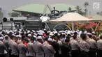 Polisi dan massa aksi 299 melakuan salat Jumat di depan Gedung MPR/DPR, Jakarta, Jumat (29/9). Aksi  tersebut menolak Peraturan Pemerintah Pengganti Undang-Undang Nomor 2 Tahun 2017 tentang Perppu Ormas. (Liputan6.com/Johan Tallo)