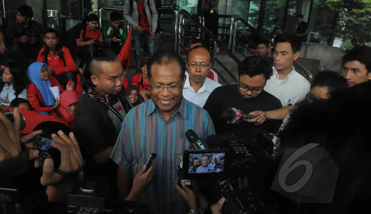 Mantan Gubernur Provinsi Papua, Barnabas Suebu memberi keterangan usai menjalani pemeriksaan di KPK, Jakarta, Kamis (12/2/2015). (Liputan6.com/Herman Zakharia) 