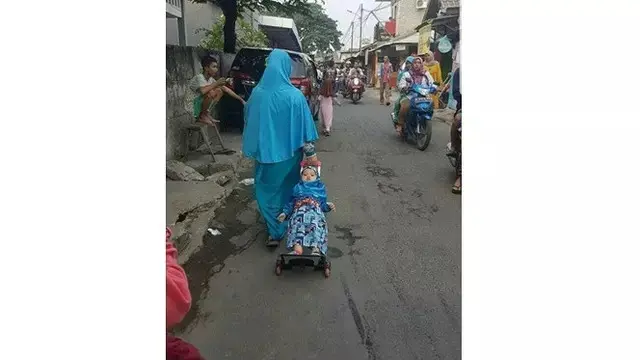 5 Aksi Orang Tua agar Anak Diam di Rumah Ini Bikin Ketawa Geli