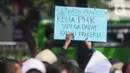 Massa yang tergabung dalam Barisan Masyarakat Anti Korupsi, Kolusi dan Nepotisme (BASMI KKN) melakukan aksi unjuk rasa di kawasan Patung Kuda, Jakarta, Jumat (27/5/2022). Mereka juga menuntut pemerintah untuk menyelesaikan kasus pemberian fasilitas ekspor Crude Palm Oil (CPO). (Liputan6.com/Herman Zakharia)