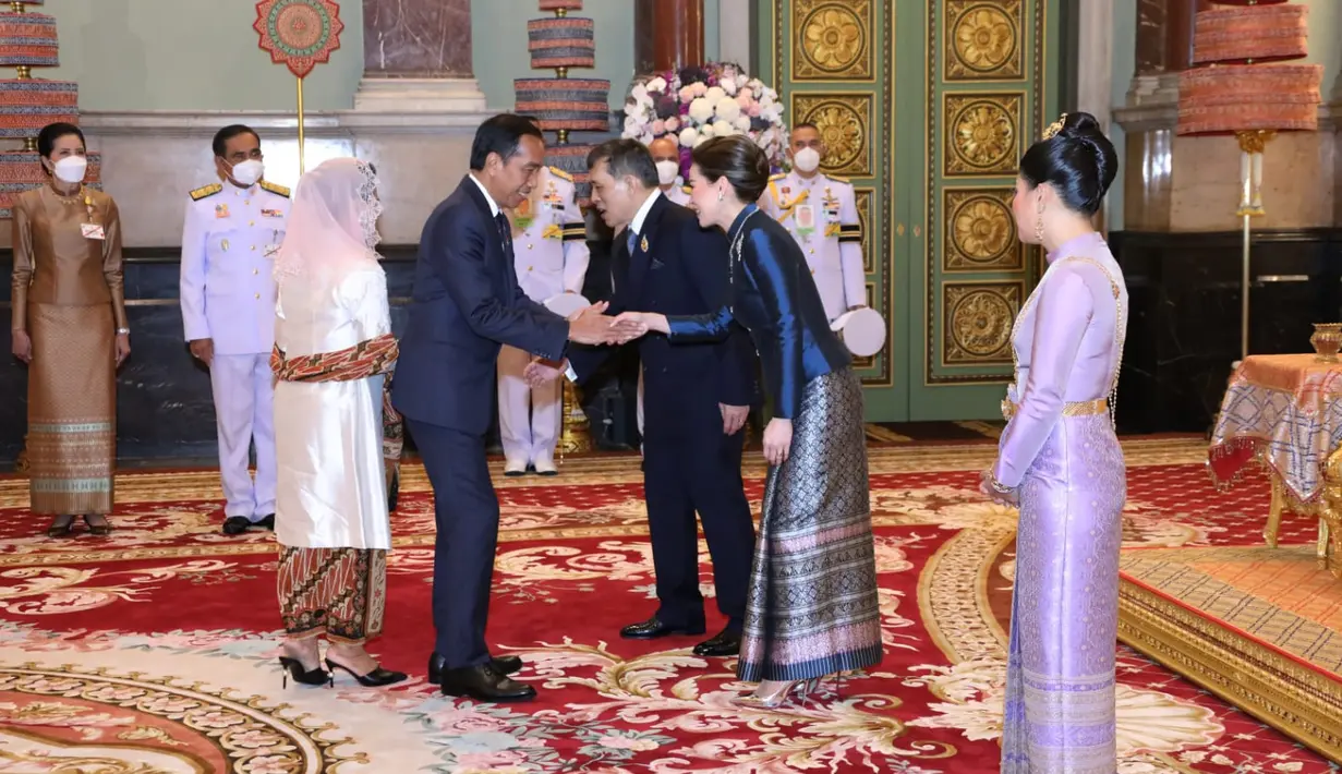 Presiden Joko Widodo dan Iriana Jokowi melakukan royal audience dengan Raja Thailand Maha Vajiralongkorn dan Ratu Suthida Bajrasudhabimalalakshana di Chakri Maha Prasat Throne Hall, Bangkok, Jumat (18/11/2022). Pertemuan ini berlangsung di sela-sela Konferensi Tingkat Tinggi (KTT) APEC 2022. (Foto: Bureau of the Royal Household, Kingdom of Thailand)