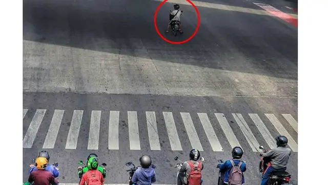 6 Kelakuan Pengendara di Marka Lampu Merah Ini Nyeleneh