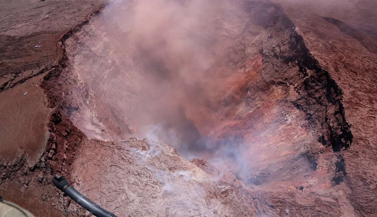Abu vulkanik terlihat usai terjadinya letusan Gunung Kilaueaa di Hawaii, (3/5). Letusan gunung berapi tersebut membuat sedikitnya 10 ribu warga Hawaii dievakuasi. (Survei Geologi AS via AP)