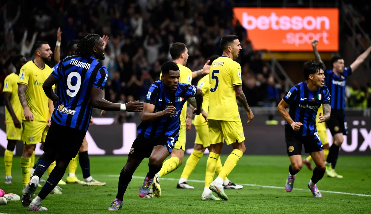 Inter Milan merespons dengan serangan balik. Di menit ke-79, sundulan Denzel Dumfries membawa La Beneamata memimpin kembali. (Nicolo Campo/AFP)