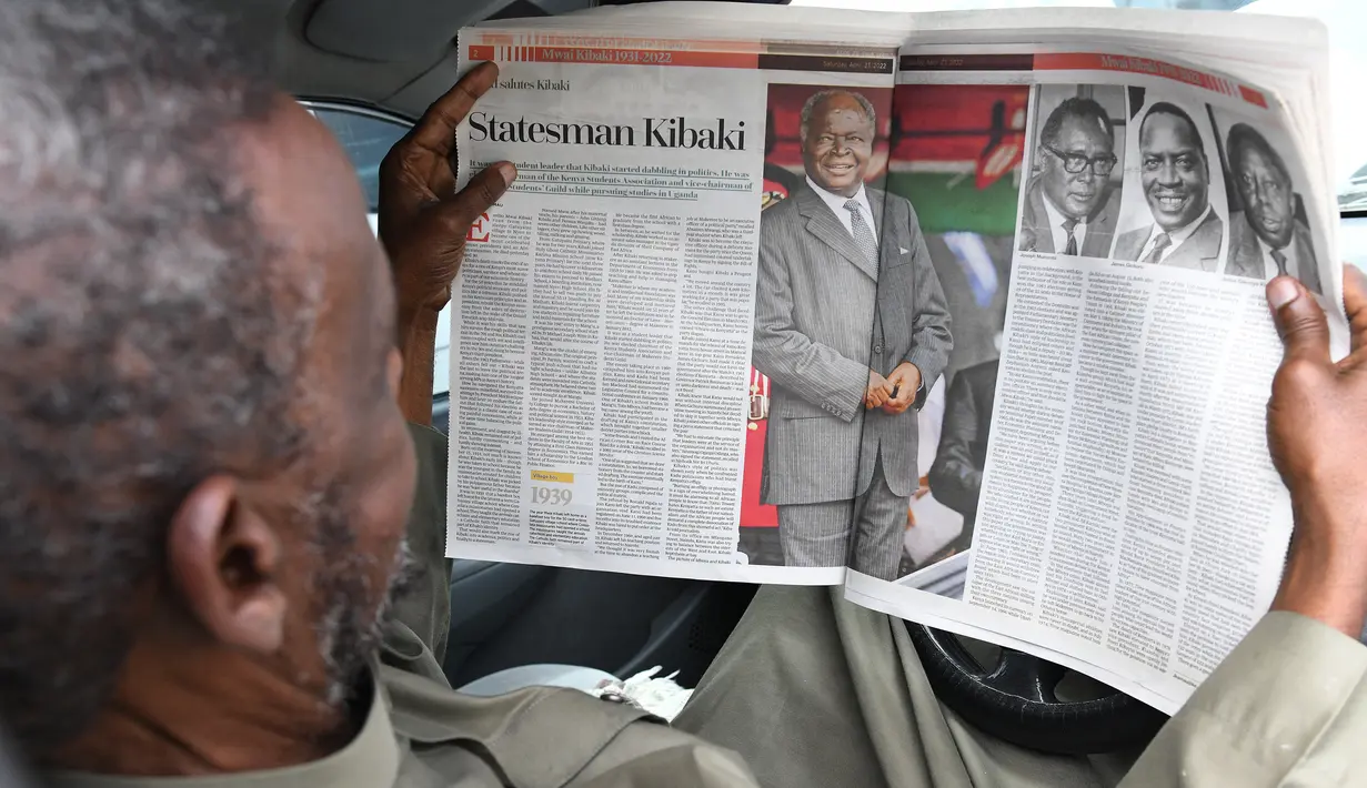 <p>Seorang pria membaca koran lokal dengan penghormatan untuk mantan presiden Kenya Mwai Kibaki, di Nairobi, pada 23 April 2022. Mantan Presiden Kenya, Mwai Kibaki, yang pernah memimpin negara Afrika Timur itu selama lebih dari satu dekade, dikabarkan meninggal dunia pada Jumat (22/4) di usia 90 tahun. (Simon MAINA / AFP)</p>