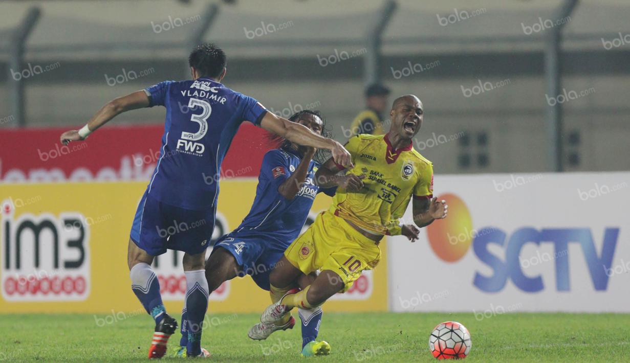 Pemain Persib berusaha menghentikan laju pemain Sriwijaya FC, Hilton Moreira, dalam laga Torabika Soccer Championship 2016 di Stadion Si Jalak Harupat, Bandung, Sabtu (30/4/2016). (Bola.com/Vitalis Yogi Trisna)