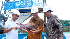 Direktur Utama PT. Menara Depok Asri (MDA) Alwi Bagir Mulachela (tengah) berbincang disela groundbreaking apartemen Marrakech Suites di Depok, Jawa Barat, Sabtu (28/10). Apartemen setinggi 37 lantai ini telah terjual sebanyak 753 unit. (Liputan6.com)